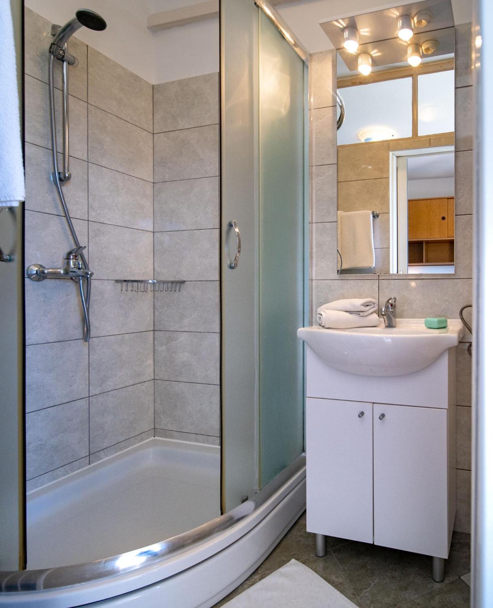 Apartments & Rooms Fam Ribaric Банёл Экстерьер фото