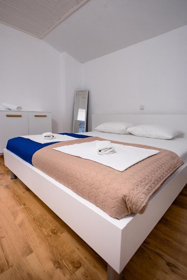 Apartments & Rooms Fam Ribaric Банёл Экстерьер фото