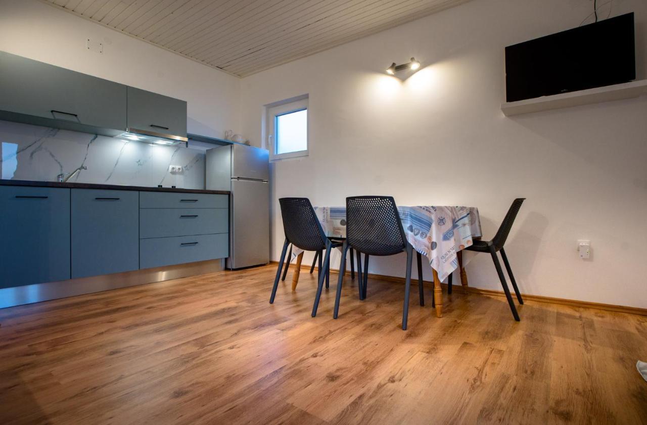 Apartments & Rooms Fam Ribaric Банёл Экстерьер фото